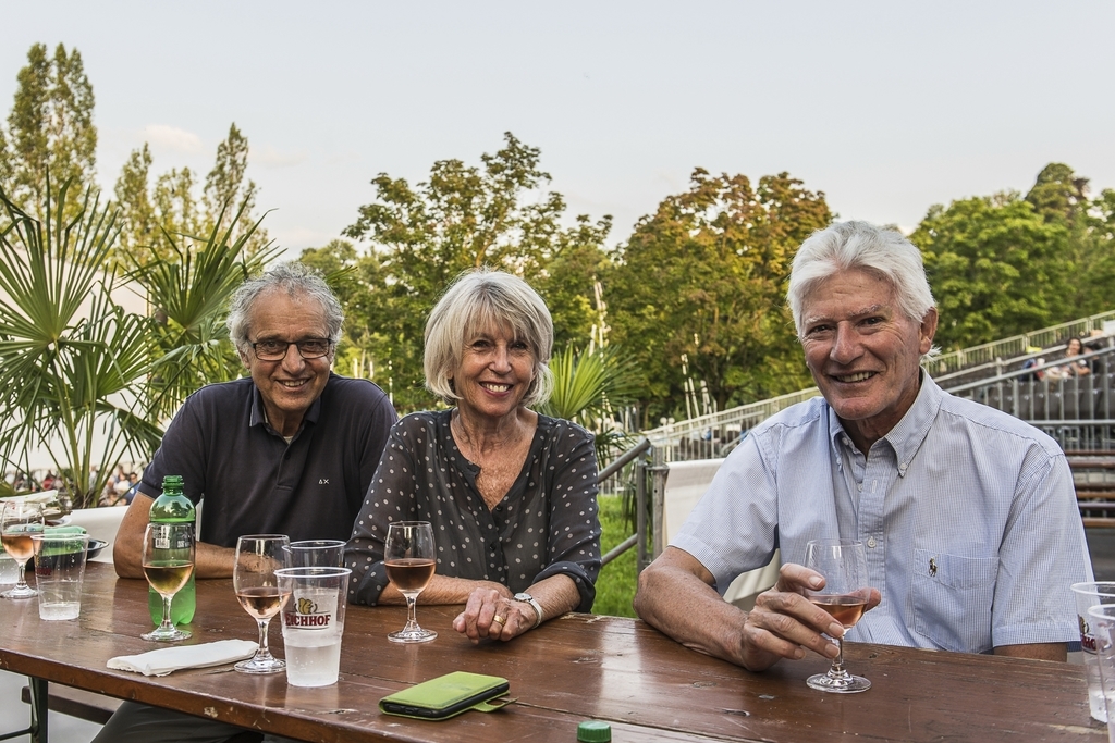 Direkt aus Italien zurück sind Urs Meyer (links) und Annamarie Meyer-Dotta (Mitte) und geniessen mit Rolf Jenny das Cinema am See.
