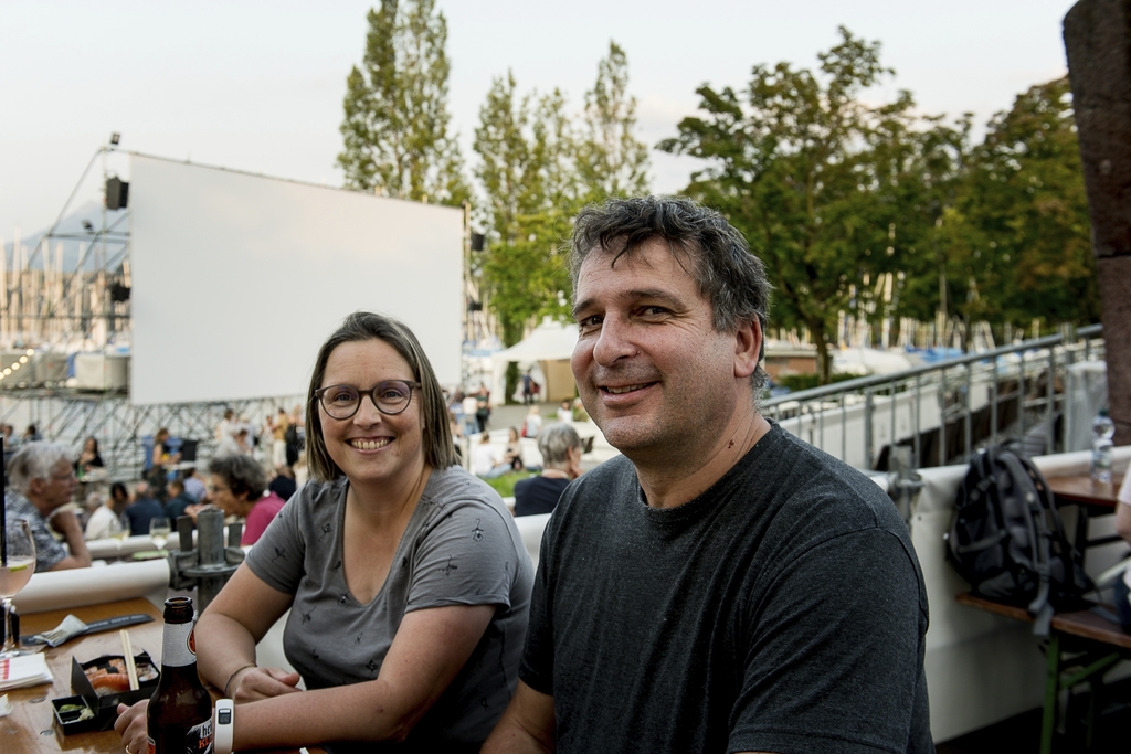 Bei Regen mit Jacke einen Film zu schauen, hält Esther und Benno Kurmann nicht vom Kinovergnügen ab.
