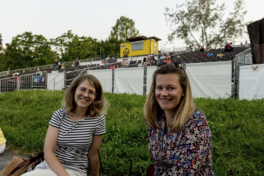 Der erste Ausgang für Sabrina Albisser (links) und Livia Braun. Nach drei bis vier Monaten intensiver Babywochen gingʼs ins Open-Air-Kino.