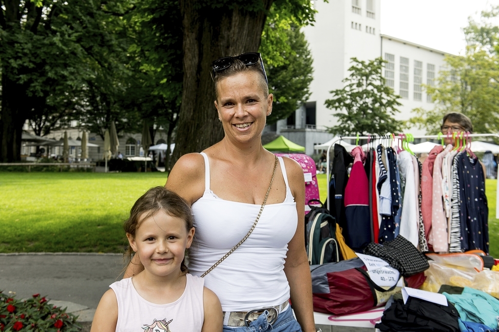 Nicole Ritter hatte mit ihrer Tochter Luana zum ersten Mal einen Stand mit Kinderspielsachen und Kleidern am Flohmarkt.
