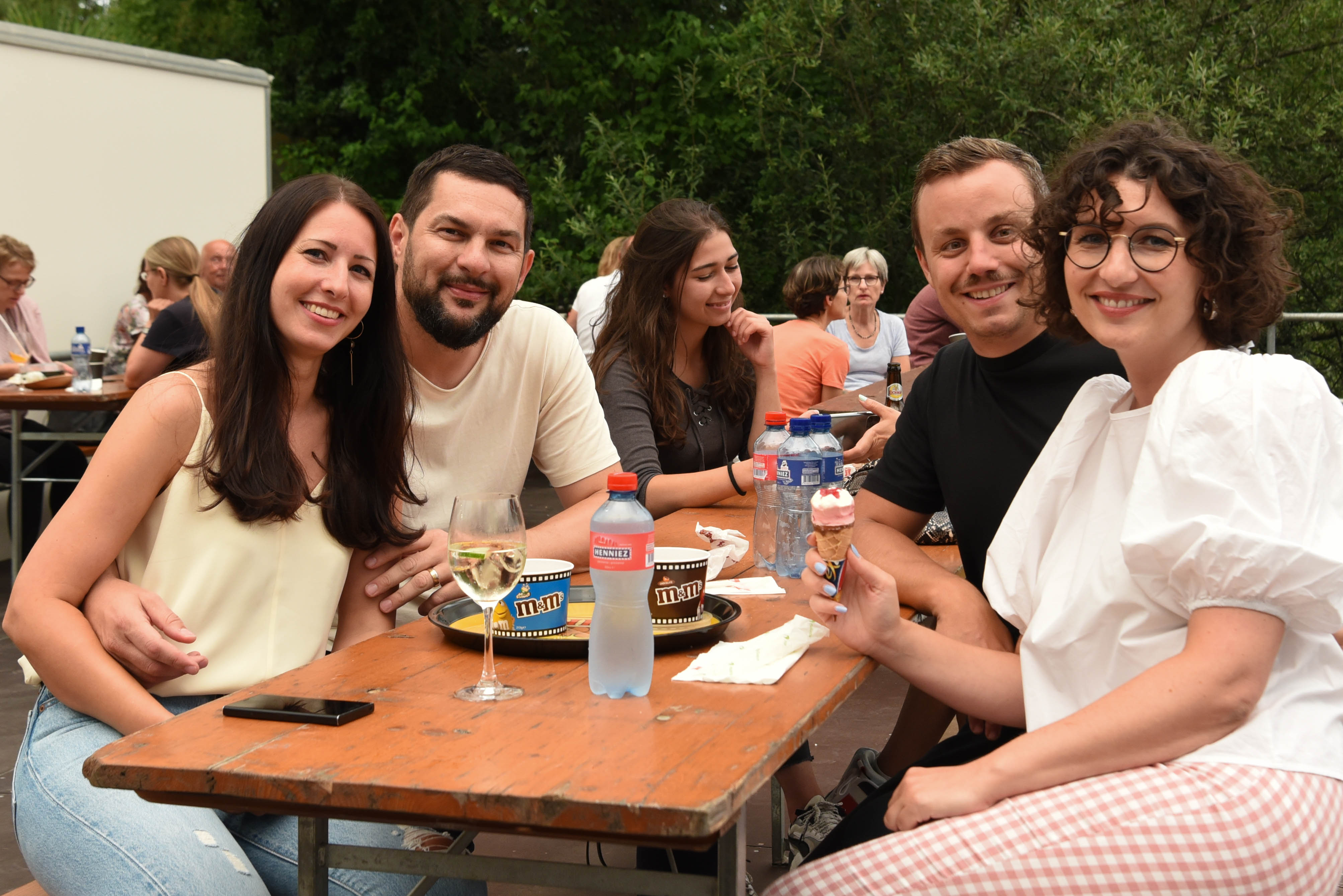 Jacqueline und Danijel Eric mit Daniel und Ana Hauri (von links) liessen sich die Stimmung trotz vereinzelter Regentropfen nicht verderben.
