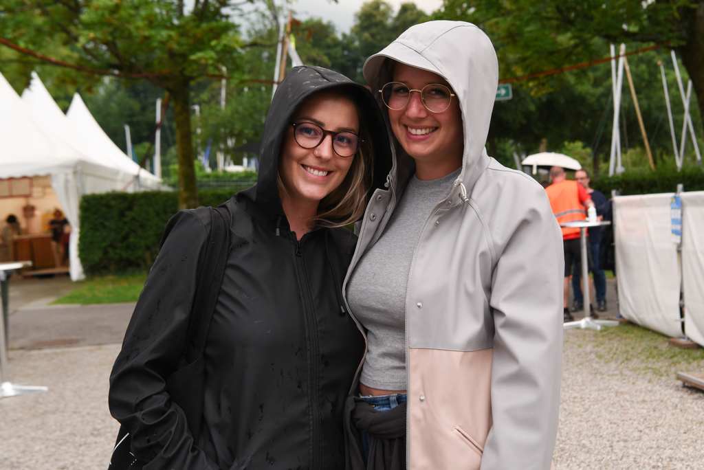 Kim Schäfer (links) und Serina Wühlebach waren für den Film und für den Regen gut ausgerüstet.
