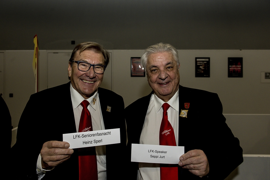 Etwas Farbe liess Malermeister und Gallivater Markus Hartmann (l.) in Form eines farbigen Schals verteilen. Mit Fidelitas-Dominus Reto Bachmann und Wey-Zunftmeister Christian Amstutz (r.).
