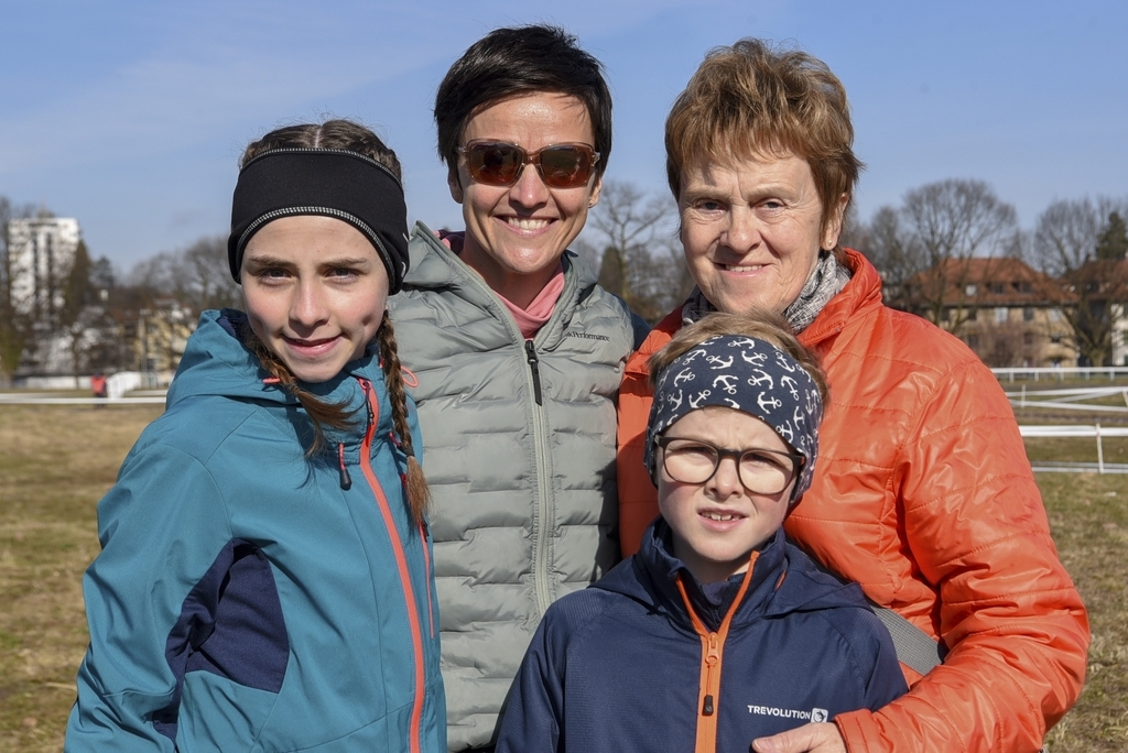 «Der Wettkampf am Lozärner Cross ist sehr cool, und ich verbessere mich von Jahr zu Jahr», meinte (v. l.) Vanessa mit Tanja Feierabend, Marie-Theres Niederberger und Robin Feierabend.
