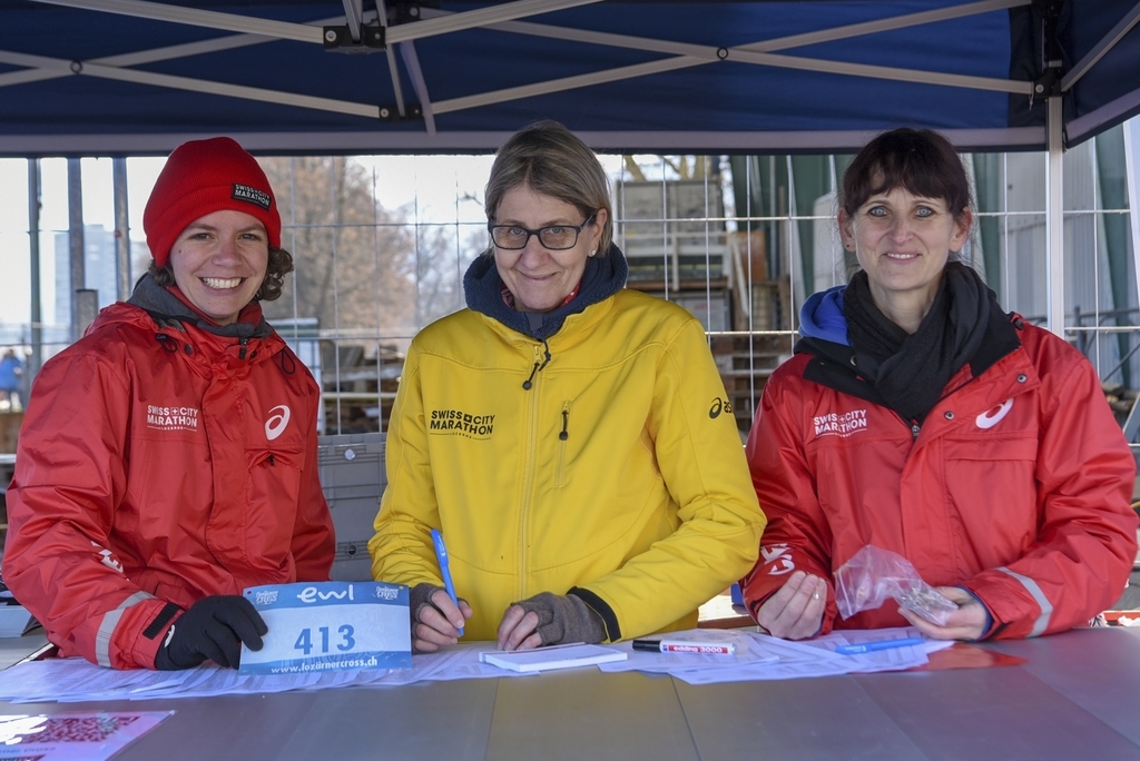 Von links: Petra Aschwanden, Irene Fanger und Carmen Papenfuss waren für die Ausgabe der Startnummern sowie für die Nachmeldungen zuständig. 
