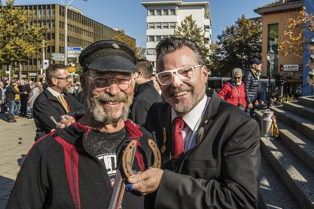 Der Plakettenkünstler Urs Krähenbühl (links) und Thomas Häfliger von der Gallizunft, der während der letzten 15 Jahre als Plakettenchef für die Plakette verantwortlich war.
