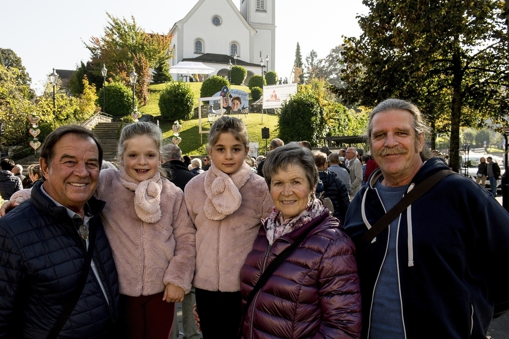 Von links: Fritz Kunkler, die Zwillinge Chiara und Laura, Ruth Kunkler und der grösste Plakettensammler mit einigen tausenden Plaketten, Walter Wiget (www.fasnachtssammlung.ch).
