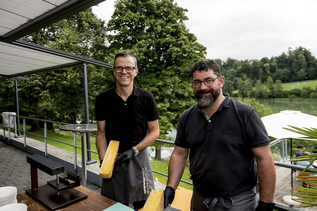 Als Walliser weiss Ivan Studer (l.) seit Geburt, wie Raclette zubereitet wird. Zusammen mit Alex Fischer war er als Helfer im Einsatz.
