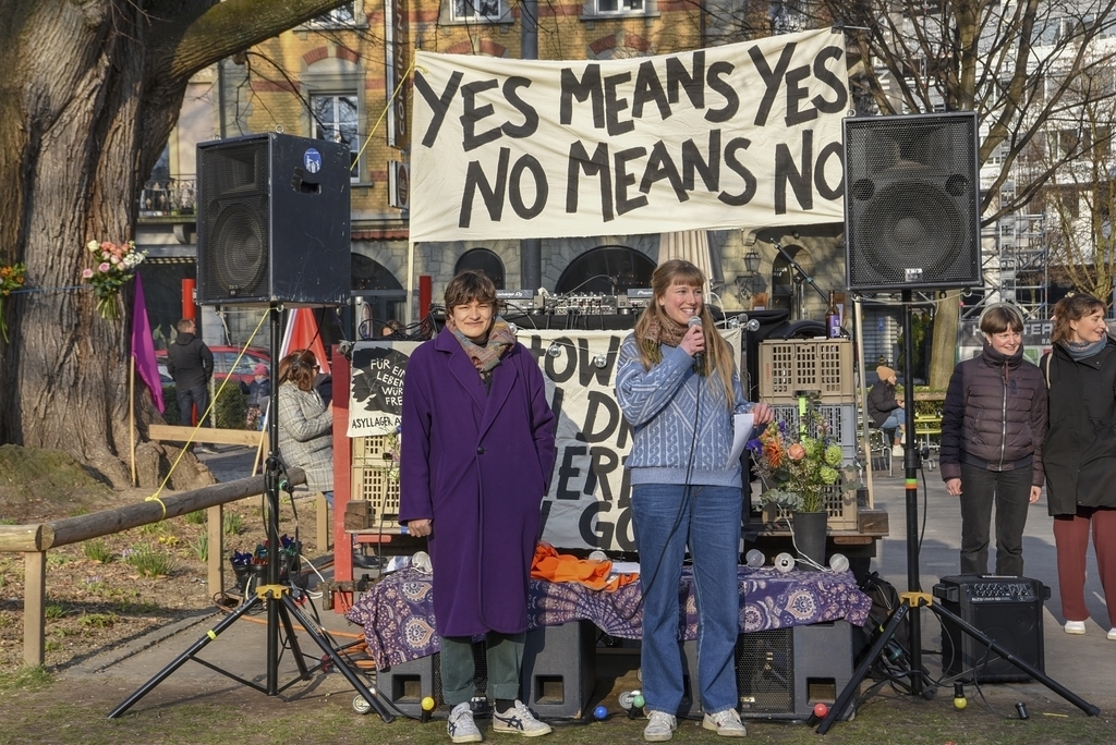 Von links: Flavia Schnyder und Sarah Bühler eröffneten den feministischen Kampftag im Vögeligärtli. Sie sind dankbar für das grosse Netzwerk, ohne dieses hätte der feministische Kampftag im Vögeligärtli nicht stattgefunden. 
