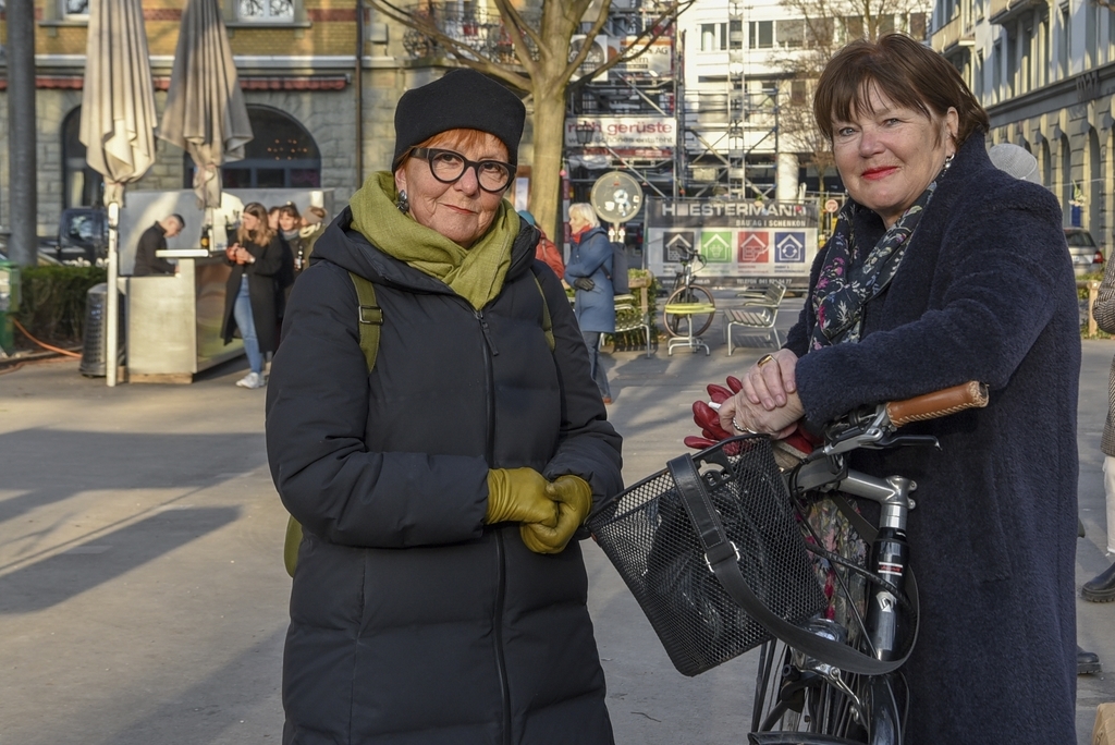 «Wir sind hier, weil wir alte Feministinnen sind. Es freut uns, dass so viele junge Frauen anwesend sind und für unsere Rechte weiterkämpfen», meinten Cecile Bühlmann (l.) und Monika Portmann. 
