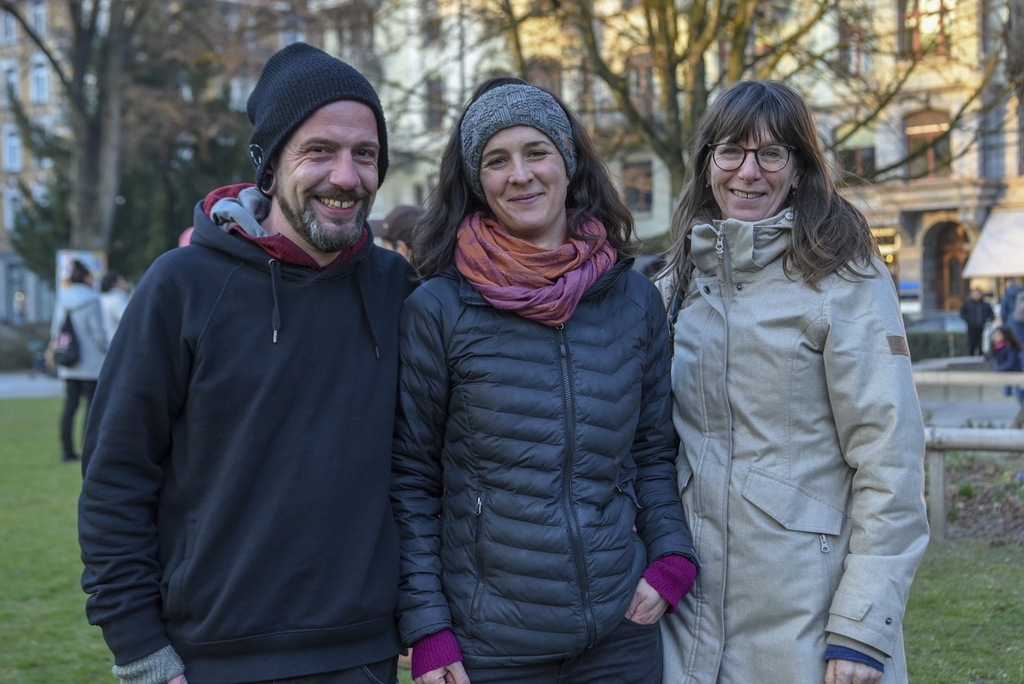 «Wir wollen ein Zeichen setzen für Frauenrechte und Gleichstellung. Wir sind auf dem Weg, aber noch nicht am Ziel angelangt», meinten (v. l.) Simon Merz, Lea Graber und Karin Ferraro. 
