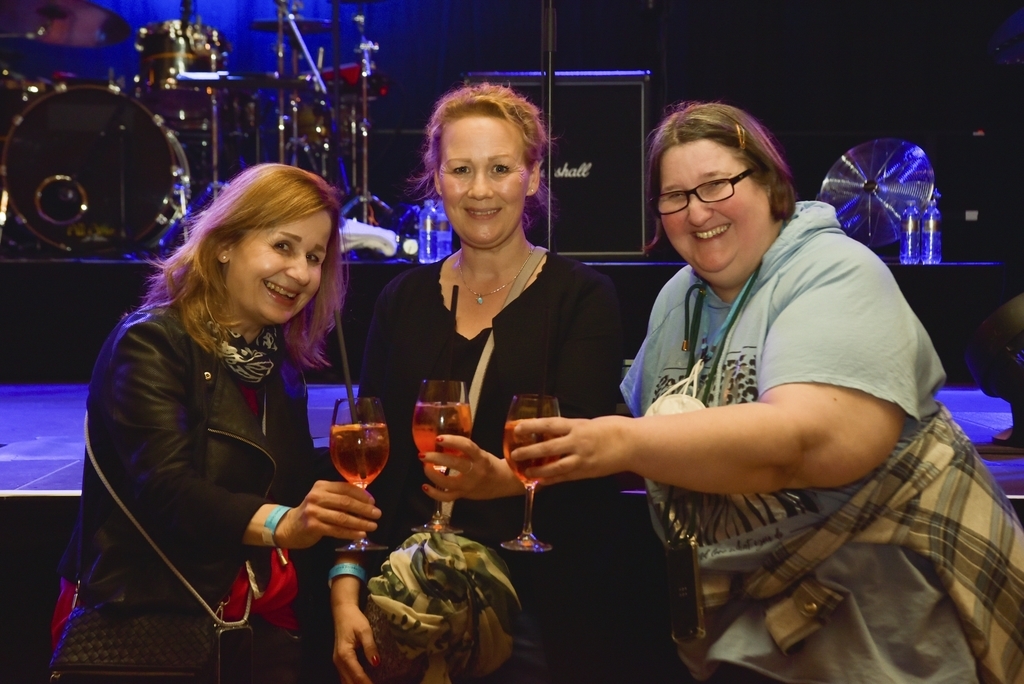 Von links: Claudia Dee, Anne Poggenpohl und Sandra Kaufmann haben sich 1993 beim The-Hooters-Konzert kennen gelernt. Seitdem sind sie als Trio an den Konzerten unterwegs.  
