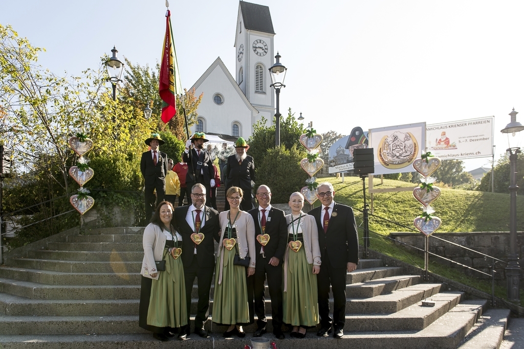 Von links: Senta und Mischa Kubisch, Weibel, Susann und Markus Hartmann, Gallipaar, Beatrice und Samuele Donatelli, Zunftmeister.
