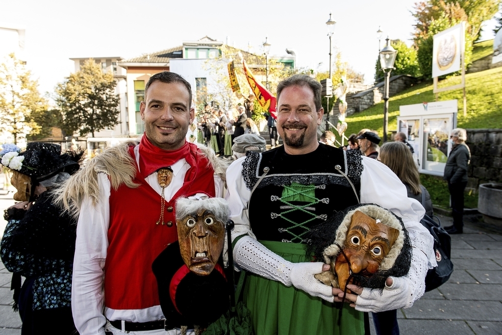 Von den «Original Krienser Masken» waren Michael Eicher (links) und Stephan Kurmann an der Präsentation.
