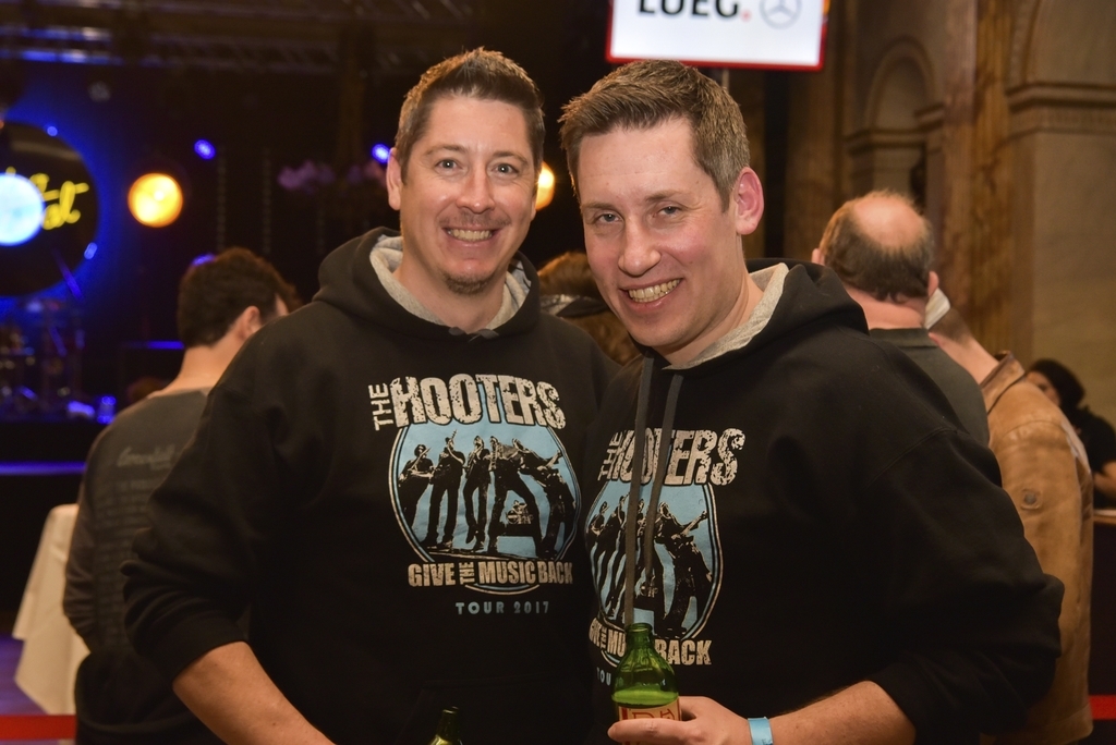 Adi Marbach (rechts) schenkte Marco Geisseler den The-Hooters-Hoodie, nachdem sie zusammen zum ersten Mal an einem Konzert der Band gewesen waren. 
