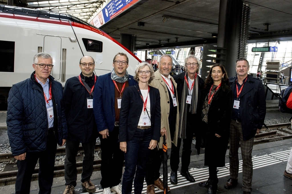 V. l.: Hansjörg Kaufmann, Verkehrsverbund Luzern (VVL), Pascal Süess, Geschäftsführer VVL, Maurus Frey, Stadtrat Kriens, Ruth Aregger, Präsidentin Verbundrat VVL, Ruedi Burkard, Gemeindepräsident Horw, Adrian Borgula, Stadtrat Luzern, Doris Meier, VVL, André Bachmann, Luzern Plus.
