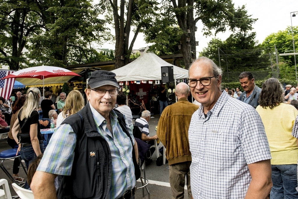 Sie haben am gleichen Tag Geburtstag, sind zusammen in die Schule gegangen und genossen das Open-Air-Konzert: Edy Zurmühle (l.) und Mark Troxler.
