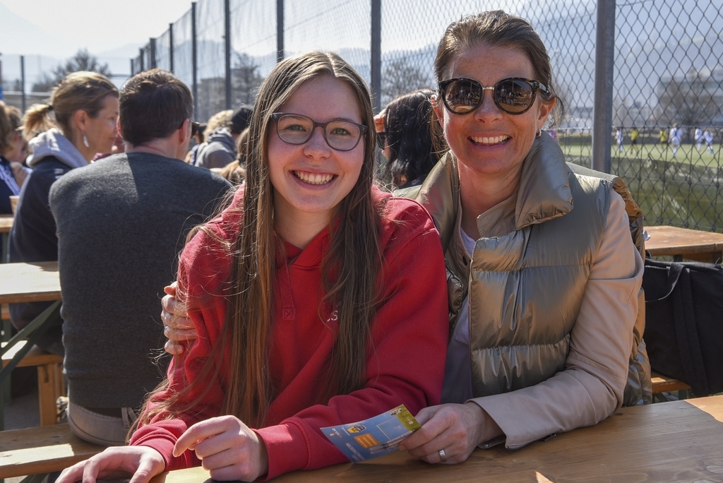 «Meine Töchter spielen in unterschiedlichen Vereinen und haben heute zum ersten Mal gegeneinander gespielt», sagte Andrea Dahinden (rechts) sichtlich stolz mit Tochter Anna. 
