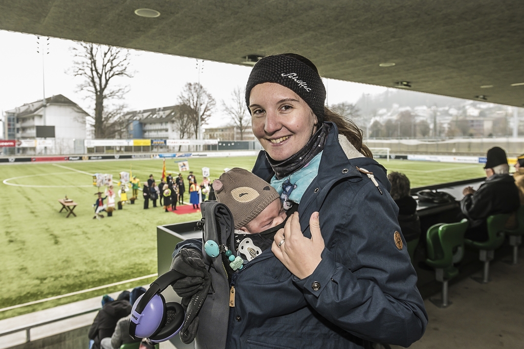 Sandra Huber hofft, dass Louisa, exakt 12 Wochen alt, auch eine grosse Fasnächtlerin wird.
