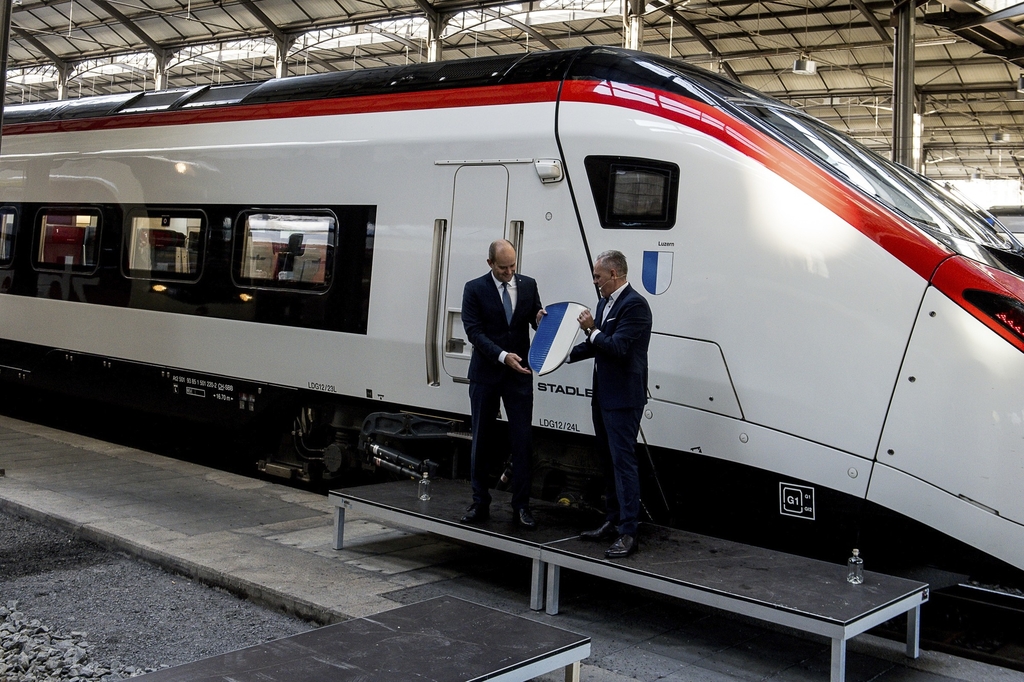 Regierungsrat Fabian Peter (links) durfte neben dem neuen Zug der Zentralbahn mit Michel Berchtold (rechts), Leiter SBB Region Mitte, auch die «Luzerner» Giruno Zugskomposition taufen.