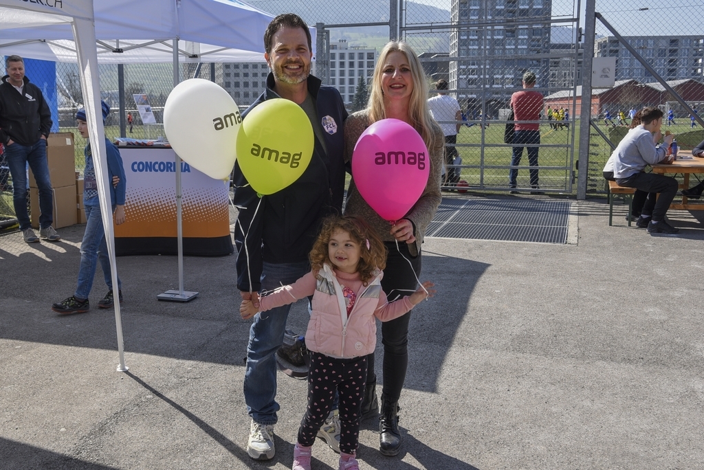 Für Guiseppe Ferrandino, Amag Buchrain, ist der Family Day auf der Allmend eine Herzensangelegenheit. «Es ist wichtig, den Frauenfussball zu fördern und ihm damit mehr Aufmerksamkeit zu schenken», erklärte er – mit Angelina (vorne) und Jolanda (rechts).
