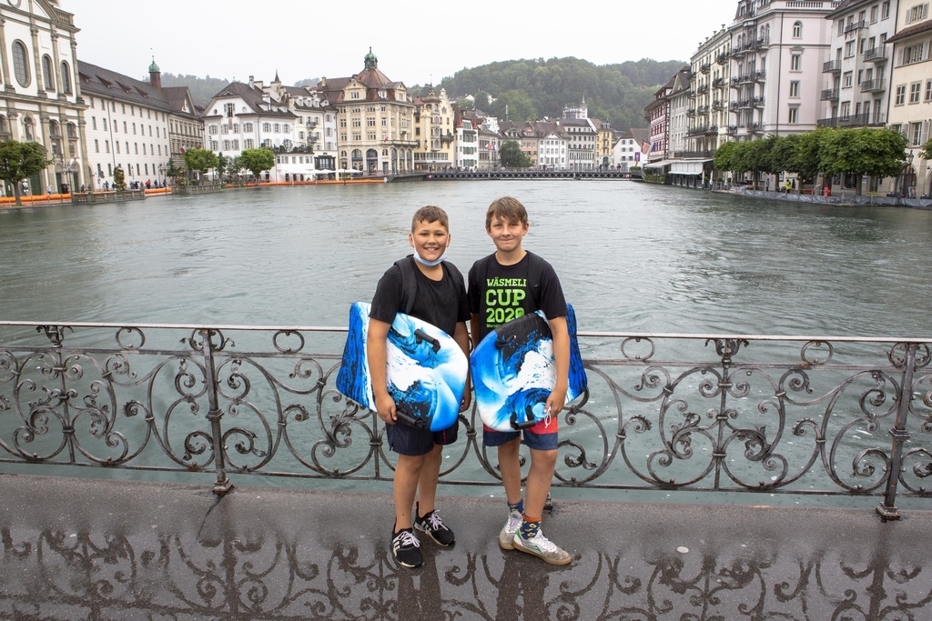 Yanis Lamaffer (links) und Jonathan Hauenschild machen das Beste aus ihren verregneten Sommerferien. Pfützenbaden wurde temporär etwa zum Zeitvertreib.
