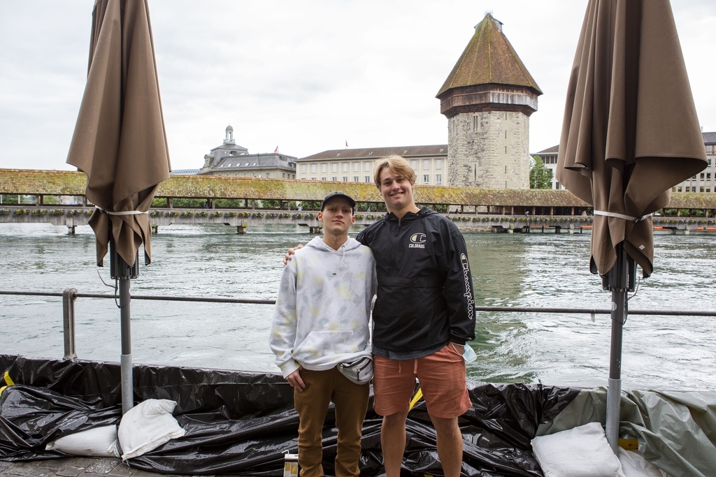 Auch wenn die Lage ungemütlich ist, interessant ist sie für die Luzernerinnen und Luzerner allemal – so auch für Nelwin Goncalez (links) und Luca Schaeffner.
