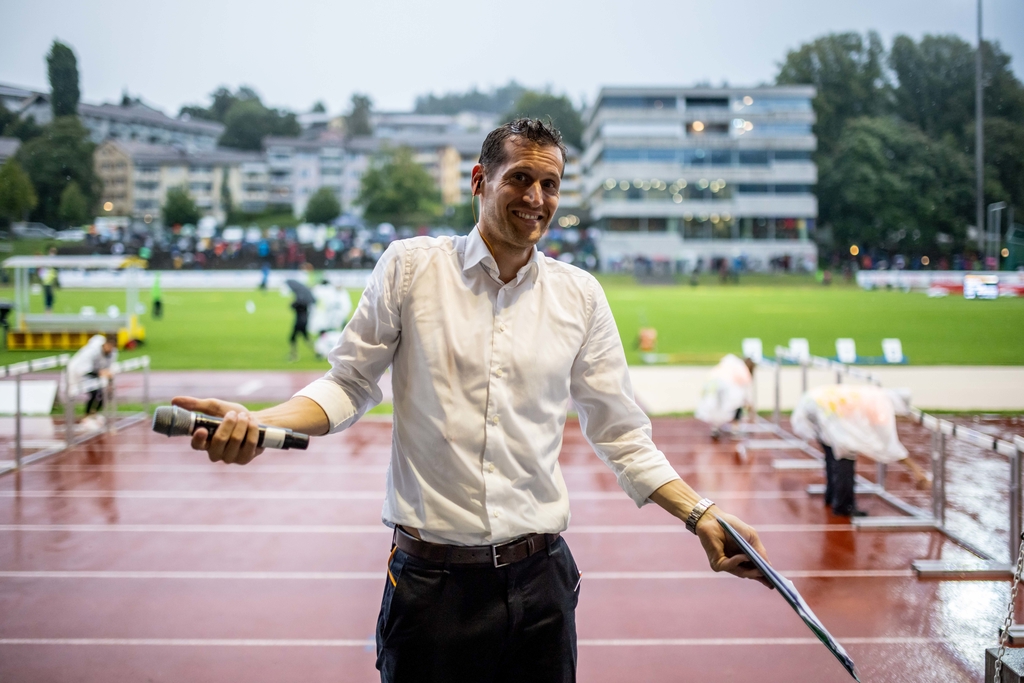 Alex Hochueli kommentierte den verregneten Event vom Feld aus – pflotschnass, aber mit einem grossen Smile.
