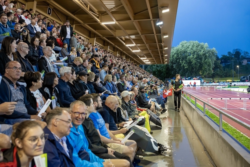 Trotz schlechtem Wetter erschienen 4000 Sportbegeisterte und feuerten die Athlet:innen aus aller Welt an.
