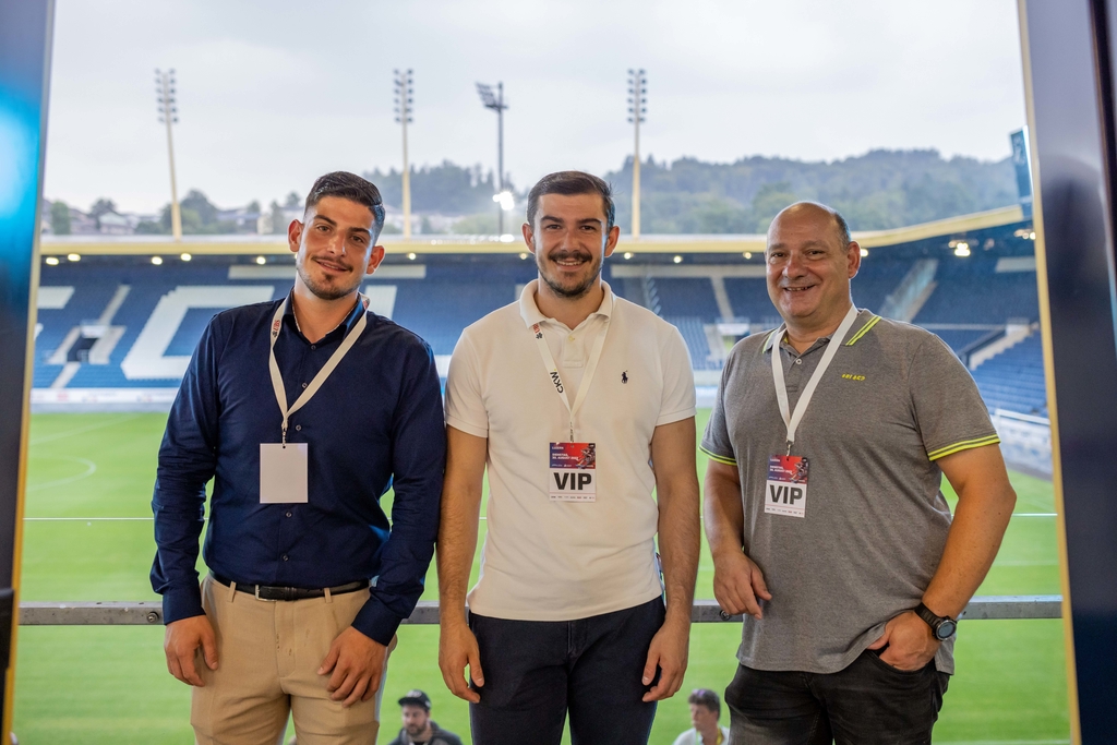 Traf man beim Apéro an: Nico Pitt (l.) und Dominik Scherrer (r.) zusammen mit Timo Rohner, dem Vize-Junioren-Weltmeister im Zweierbob.
