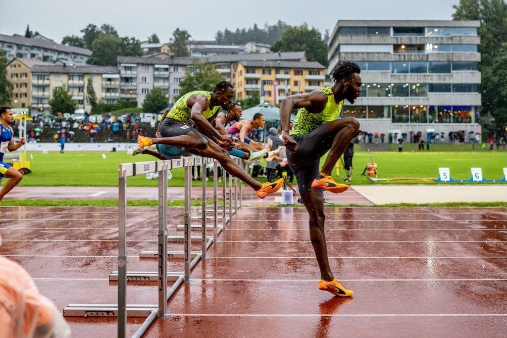 Dem Publikum wurden zahlreiche Spitzenleistungen in diversen Disziplinen geboten. Hier etwa die 100 Meter Hürden der Männer.
