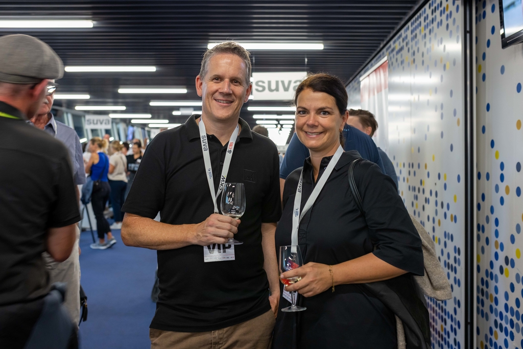 Roger Christen von der AXA, dem Disziplinsponsor der U16-Läufe, traf man mit seiner Frau Mirjam an.
