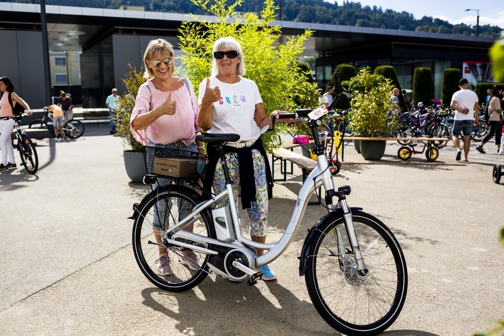 Anna Winiger (links) und Rosa Maria Gabriel schnappten sich ein E-Bike und blicken nun einer hoffentlich positiven ersten Erfahrung mit einem elektrischen Drahtesel entgegen.
