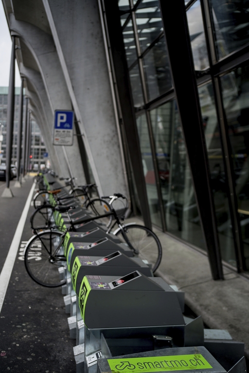 Musste für das Abstellen der Fahrräder bezahlt werden, blieben die Ständer oft leer. Bilder: B. Gisi
