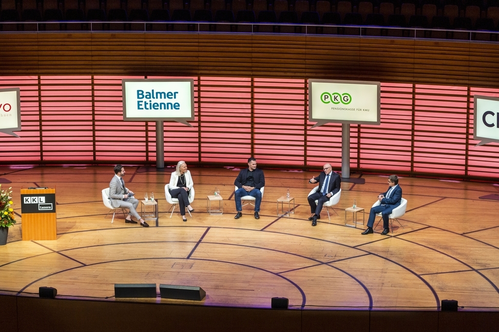 Die Referentin und die Referenten sprachen bei der abschliessenden Diskussionsrunde mit Moderator Damian Betschart (l.) darüber, wie es weitergeht, ob mit oder ohne Corona: Dr. Sonja A. Buholzer, Marcel Dobler (Mitte), Nicolo Paganini (2. v. r.) und Martin Eichler (r.).
