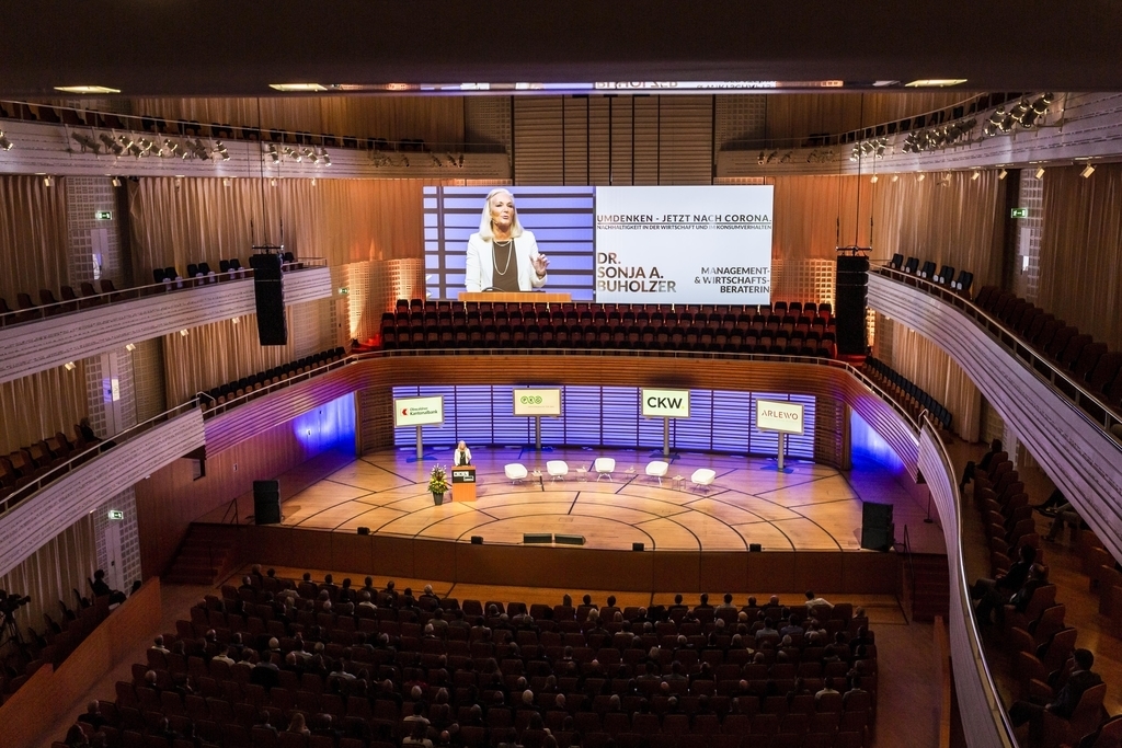 Für einmal hallten keine Instrumentenklänge von der grossen Bühne des Konzertsaals im KKL, sondern Inputreferate rund ums Thema Wirtschaft. Hier etwa von Dr. Sonja A. Buholzer.
