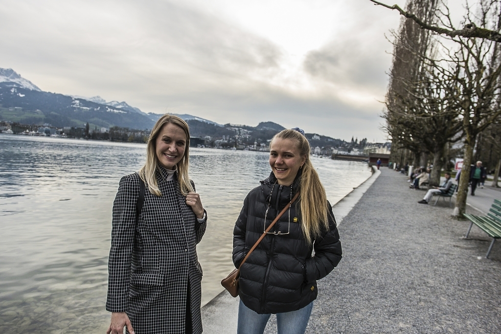 Das Osternest mit bunten Eiern würden Scarlett Haslimann (l.) und Laura Schwitter im Wäschekorb verstecken.
