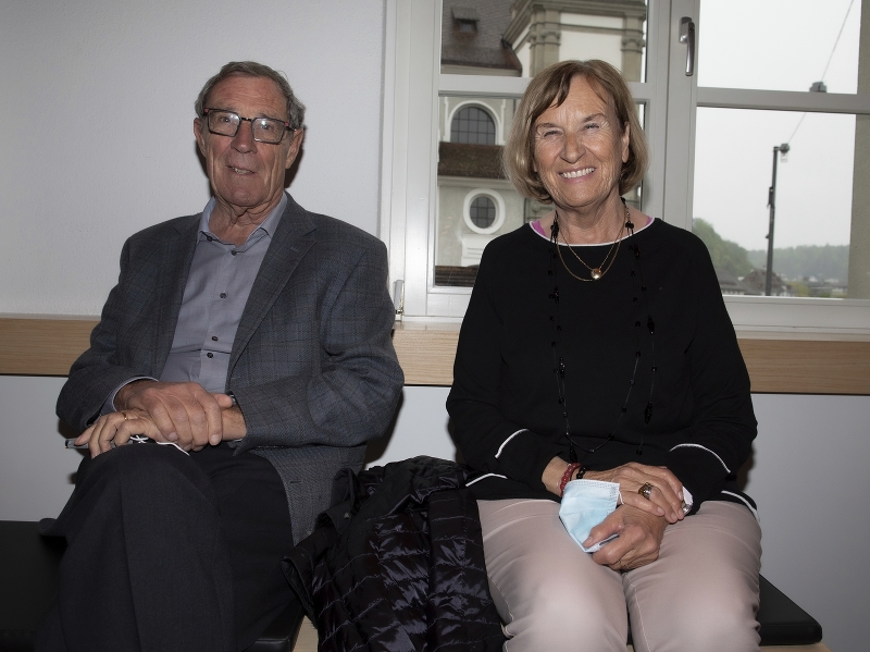 «Noch nie sind wir so weit gefahren für ins Kino»: LT-Stammgäste Betty und Pius Achermann frotzeln über den Filmabend im Theatergebäude. (Wie alle lediglich für das Foto ohne Maske).
