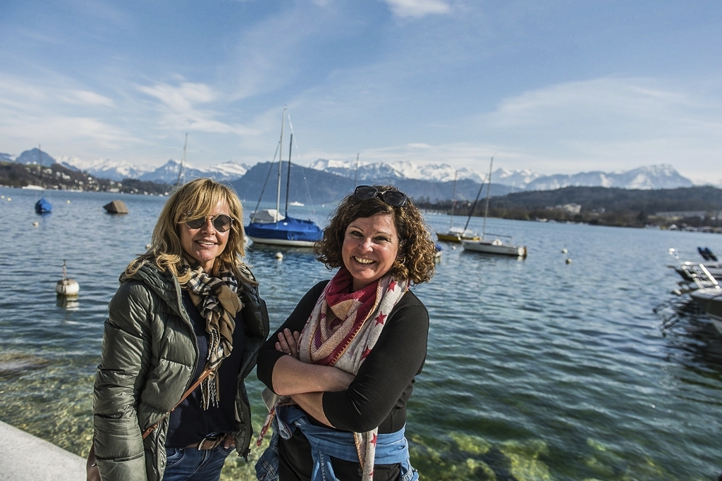 Übereinstimmend meinen Sandra Tschudin (l.) und Tatjana Wälchli, dass auf einem Kastanienbaum am Luzerner Quai das perfekte Versteck wäre.
