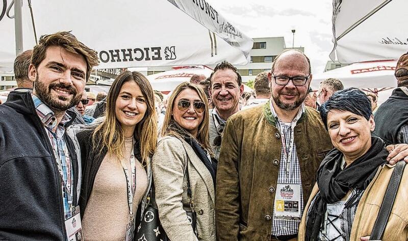 Sponsoren aus dem Emmen Center. Von links: Mark Räber und Jessica Glaus, New Nails, Judita Reci und Andreas Camenzind, Manor, und Patrick Odermatt, Leiter Emmen Center, mit Franca.
