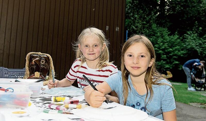 Nora Tut (links) und Johanna Bernhard malten und bastelten Masken
