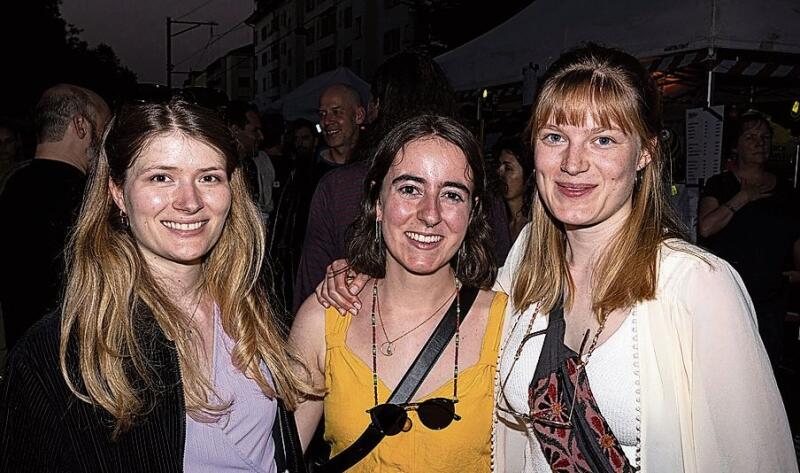 Das Fest vor der Haustür (von links): Nora Beyl, Yolanda Keiser und Isabel Gooss leben im Quartier in Wohngemeinschaften.
