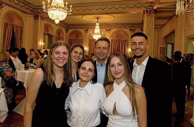 Von links: Laura Gasser, Seline Menasche, Angela da Cruz Costa da Silva, Klassenlehrer Adrian Wirz, Nina Blaser und Janis Ahmetxhekaj. Klassenlehrer Adrian Wirz meinte: «Eine gute, menschliche Klasse.»
