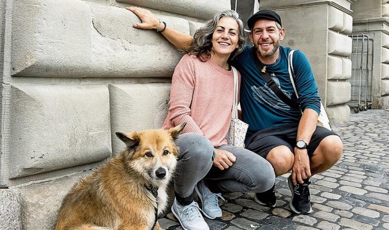 Hündin Giorgia, Jasmin Mühlemann und Tobias Stofer: «Kühlschrank abtauen, Auto bewusster benutzen, Wasser beim Zähneputzen dosiert nutzen und mit dem Velo fahren.»
