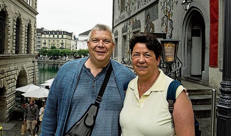 Michi und Heidy Käch sind viel zu Fuss und mit dem ÖV unterwegs. Sie sind erfreut, dass in ihrer neuen Wohnung die Küchengeräte viel weniger Strom benötigen.
