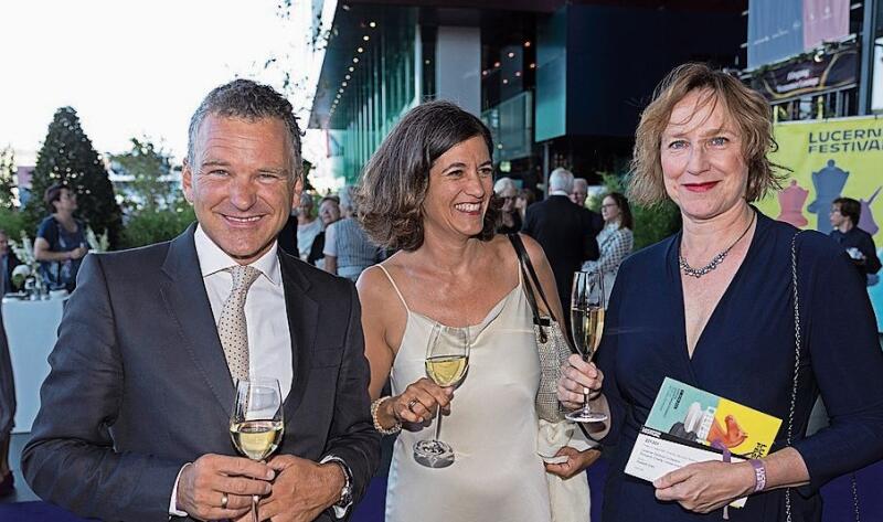 Die Luzerner Hochkultur vertraten Ina Karr (rechts), Intendantin des Luzerner Theaters, und Numa Bischof Ullmann, Intendant des Luzerner Sinfonieorchesters, mit Ehefrau Corinne.
