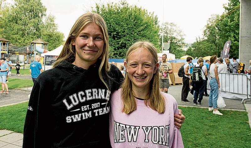 Linn Grob (links) und Jaël Jost: Sie trainieren 6- bis 8-mal pro Woche im Swim Team Lucerne und waren aus Spass an der Überquerung dabei.