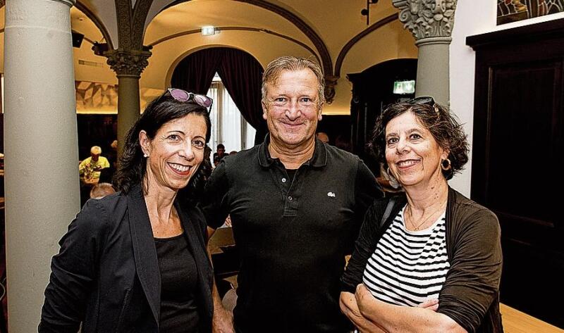 Karina und Manuel Widmer. An der Lotterie haben sie das Mannschafts-T-Shirt Nummer 2 gewonnen.
