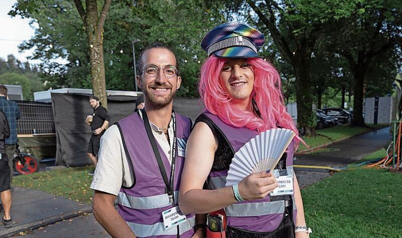 Das Awareness-Team sorgte für Sicherheit und gute Stimmung am Festival: Elouan Zellweger (l.) zusammen mit Lady Wukai, übersetzt – und offensichtlich – «ein bunter Vogel».
