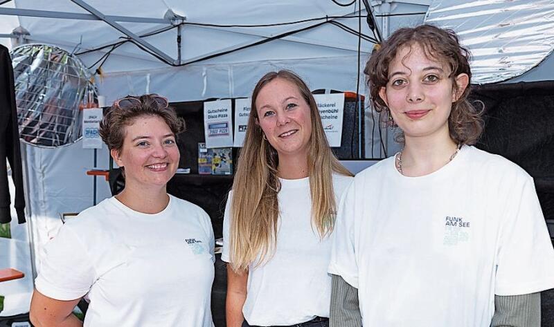 Der Tombola-Hauptpreis war ein schicker Roller. Von links: Julia, Jasmin und Helena vom OK waren für den erfolgreichen Verkauf der Lose zuständig.